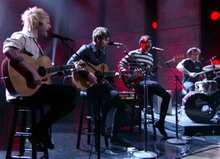 5 Seconds of Summer played Hey Everybody acoustic