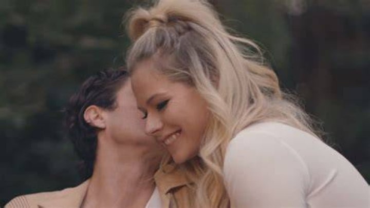 Avril Lavigne premieres video for soulful new single 'Tell Me It's Over'