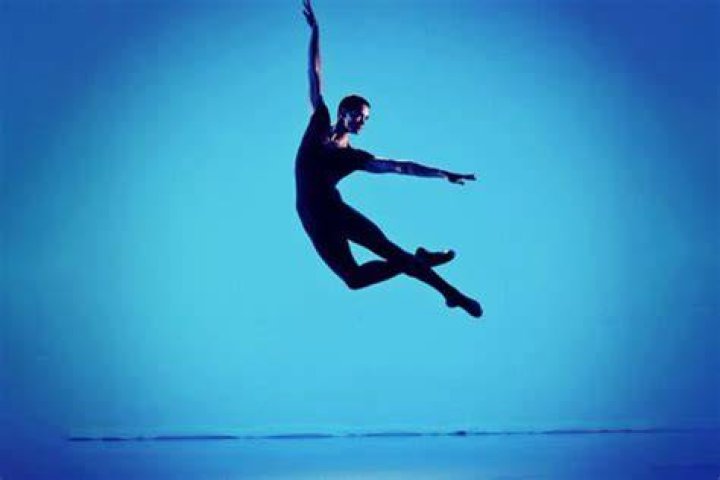 Birmingham Royal Ballet Principal Brandon Lawrence helps dancers in lockdown