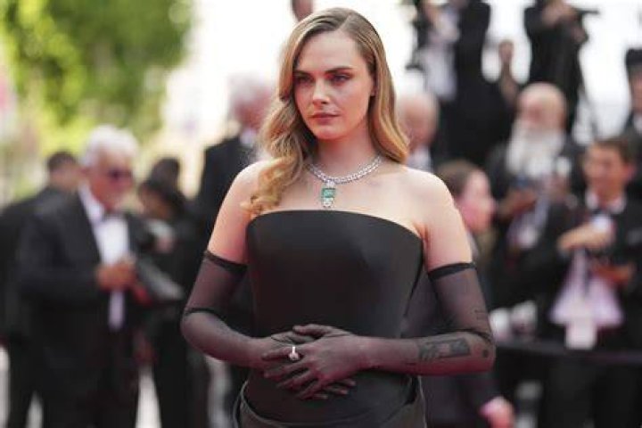 Cara Delevingne, "It's shameless to discuss women's bodies just to sell papers #bloated."