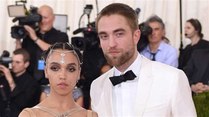 FKA Twigs Pregnant With Robert Pattinson&rsquo;s Baby: Spotted Leaving Doctor&rsquo;s Office, Rush Engagement and Wedding?