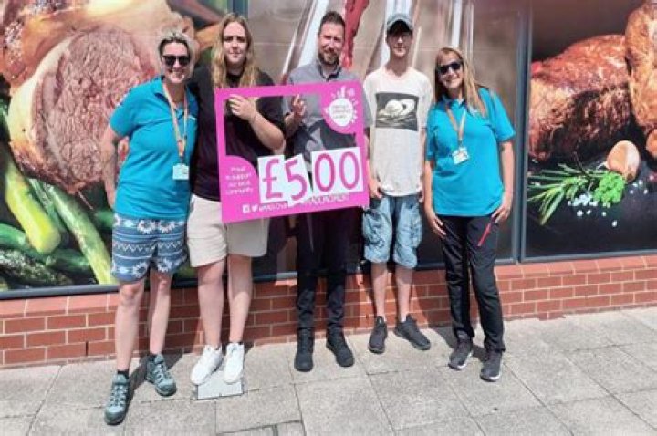 Halsey Donates $500 to Homeless Transgendered Man 1