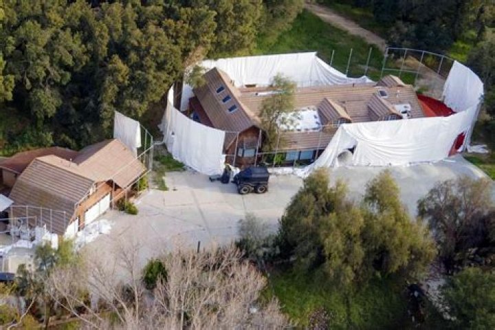 Jennifer Hudson Buys New House as Christmas Present for Beloved Friend and Assistant Walter Williams! (VIDEO) Jennifer Hudson Buys New House as Christmas Present for Beloved Friend and Assistant Walter Williams! (VIDEO)