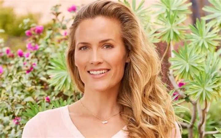 Jill de Jong Biography: Instagram, Age, Net Worth, MD, Tonal, Husband, Images, Tom Raider, Lara Croft, Podcast, Wikipedia, Bellazon