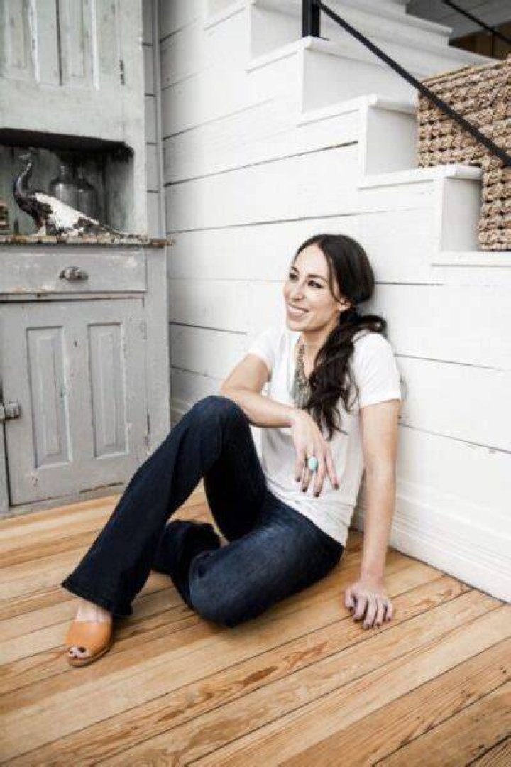 Joanna Gaines Biography: Age, Net Worth, Book, Husband, Siblings, Cooking Show, House, Furniture