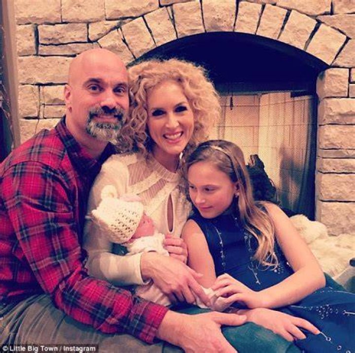 Kimberly Schlapman adopts baby girl