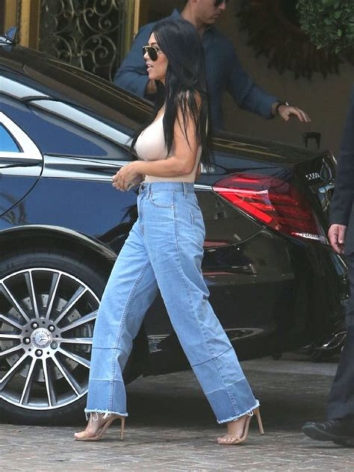 Kourtney Kardashian New Breast Implants Photos: Plastic Surgery After Scott Disick Break-Up?