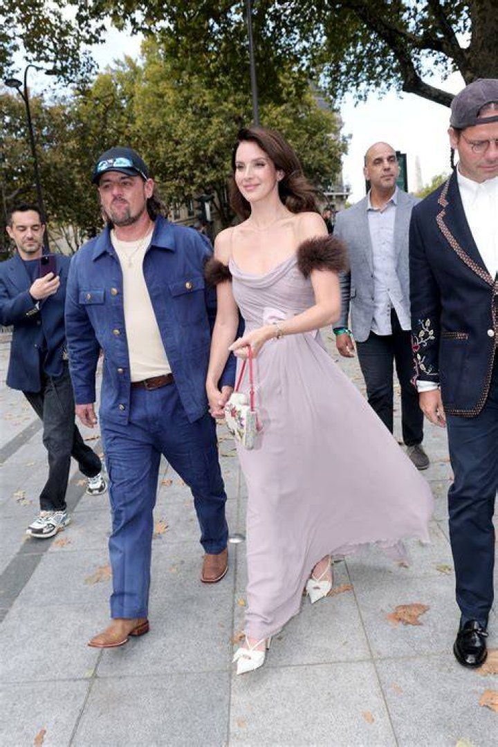 Lana Del Rey holding her Elle Style Award
