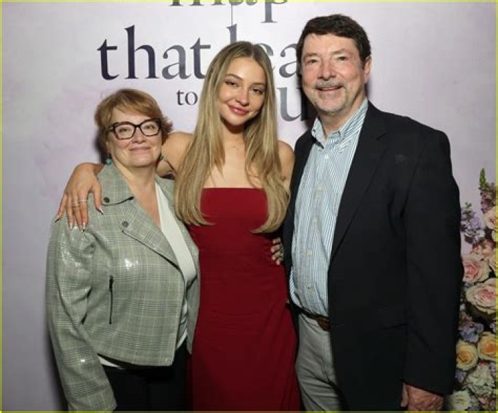 Madelyn Cline – Parents, Siblings, Net Worth, Ethnicity, Boyfriend