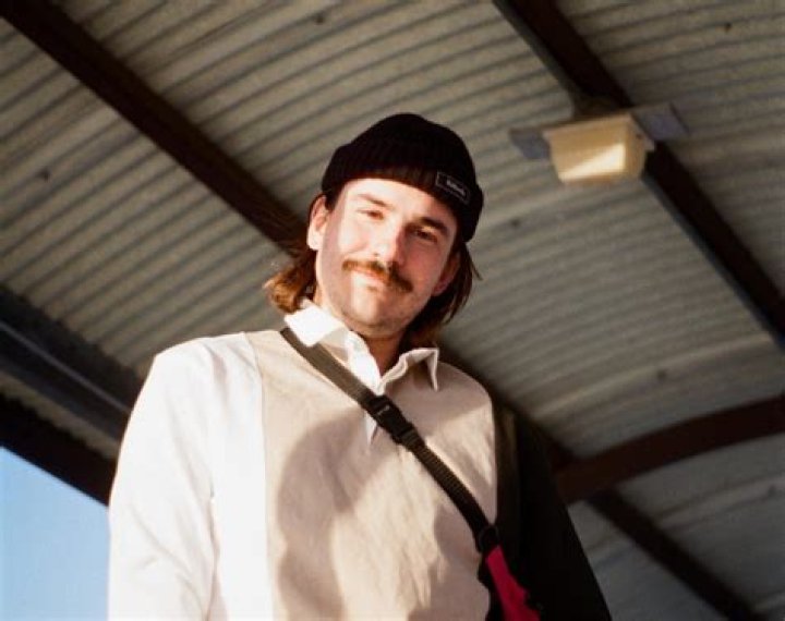 Medium Build shares a new indie-pop track titled "comeonback"
