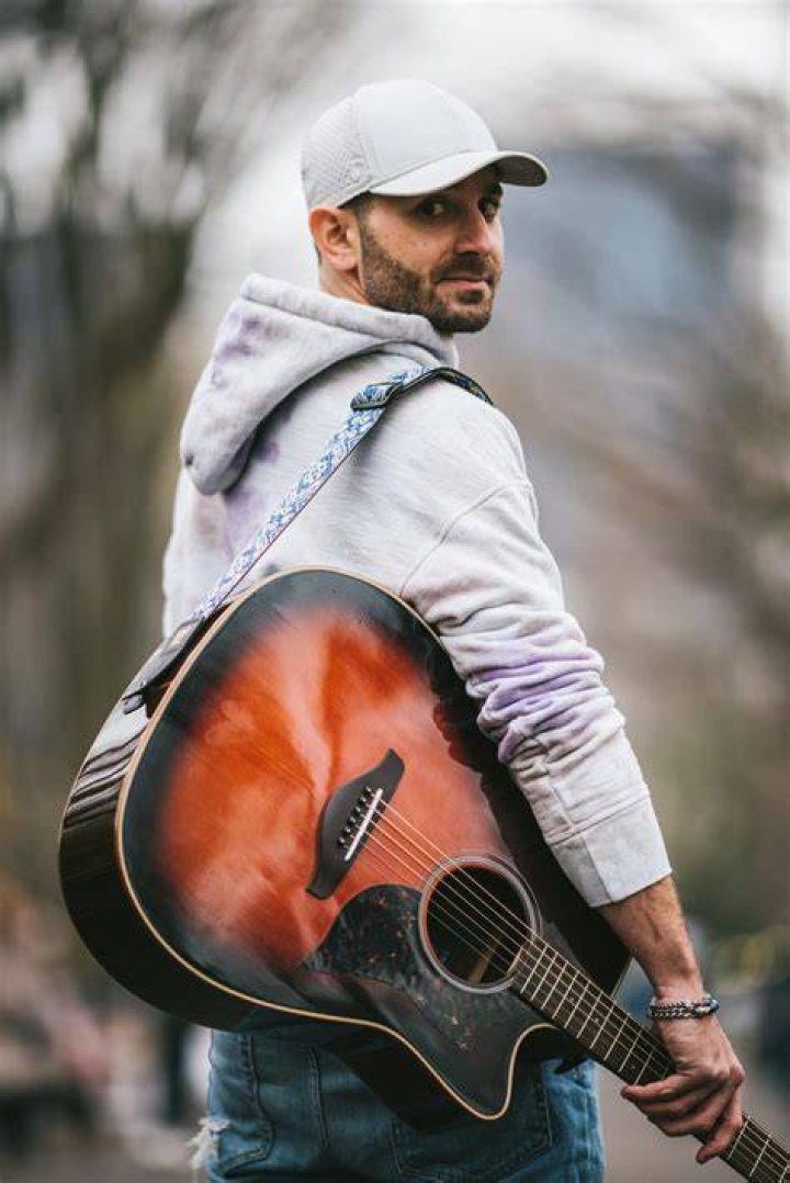Rob Roth releases the escape-worthy single "Awol" resonating with listeners who feel overwhelmed and disconnected from the world