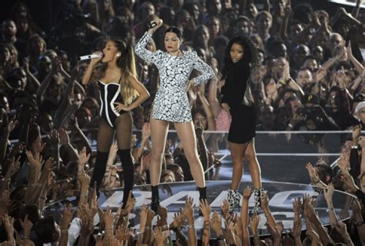 VMAs Ariana Grande and Nicki Minaj performance