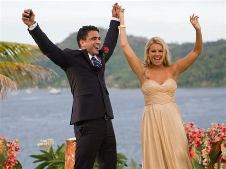 Why The Bachelorette Ali Fedotowsky Broke Up With Fiancé Roberto Martinez (Photo) Why The Bachelorette Ali Fedotowsky Broke Up With Fiancé Roberto Martinez (Photo)