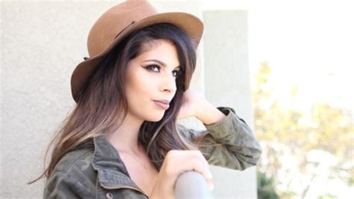 YouTuber 101: Laura Lee - CelebMix